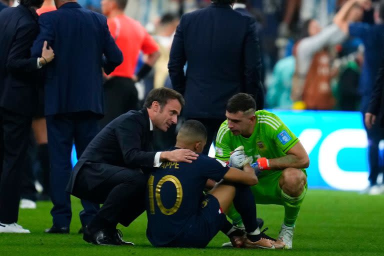 Mbappé, consolado por el presidente Macron y Dibu Martínez tras la final del Mundial