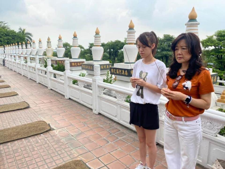 已故高雄市議長許崑源遺孀林絲娛(右)前往墓園祭拜。(圖為資料照，翻攝《用心打拼許崑源》粉專)