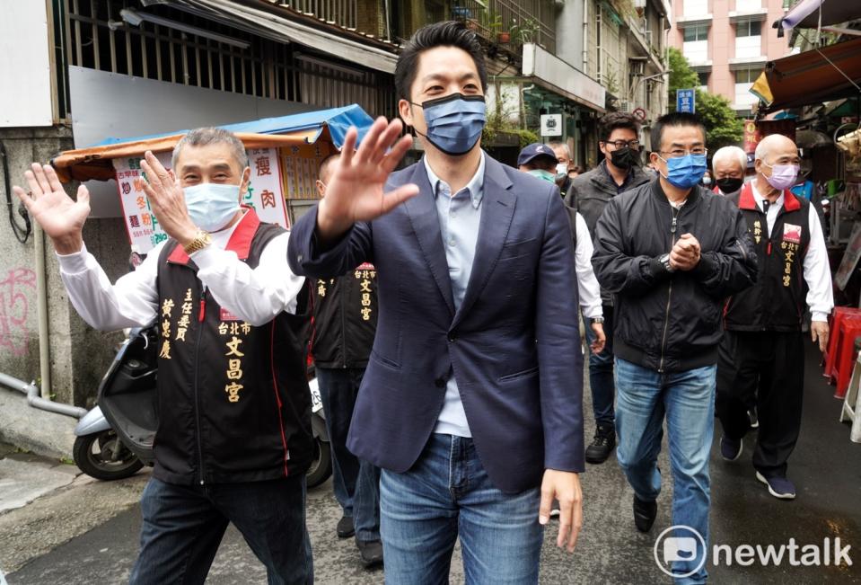 台北市長當選人蔣萬安到文昌宮參拜時，受到市民熱烈的歡迎。   圖：張良一 / 攝