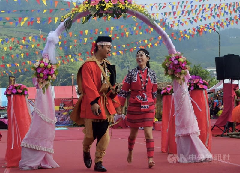 今年鄒族生命豆祭共有17對新人完婚，身著鄒族傳統服飾，走過愛的拱門。（中央社）