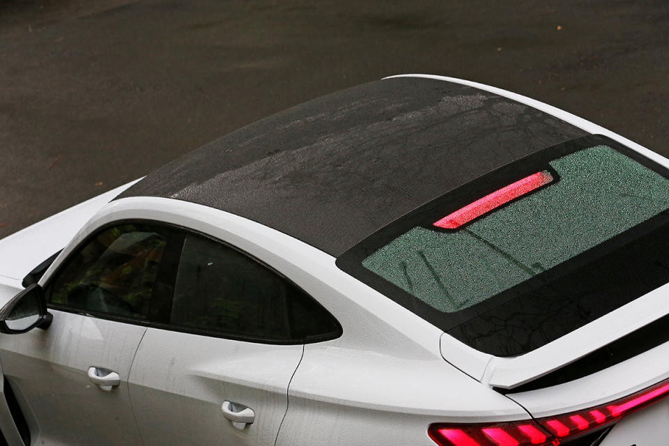 e-tron GT全車系標配全景式玻璃車頂，試駕車則額外選用可讓車身重心高度降低的碳纖維車頂。