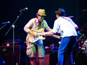 Timbre's Danny Loong jams with the Bleu Rascals on stage. (Yahoo! photo/Alvin Ho)