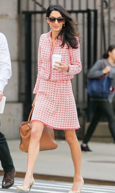 Amal Clooney en mode professeur avec une tenue Oscar de la Renta.