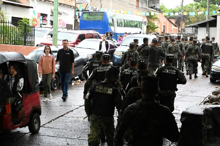 Miembros de las Fuerzas Militares de Honduras patrullan las calles del barrio marginal de El Pedregal, al sur de Tegucigalpa, Honduras, el 1 de agosto de 2024. Unos 5.000 policías y militares fueron desplegados para luchar contra el crimen en Honduras, uno de los países más violentos del mundo sin guerra debido a la organización delincuencia por parte de narcotraficantes y pandilleros. (Orlando SIERRA)
