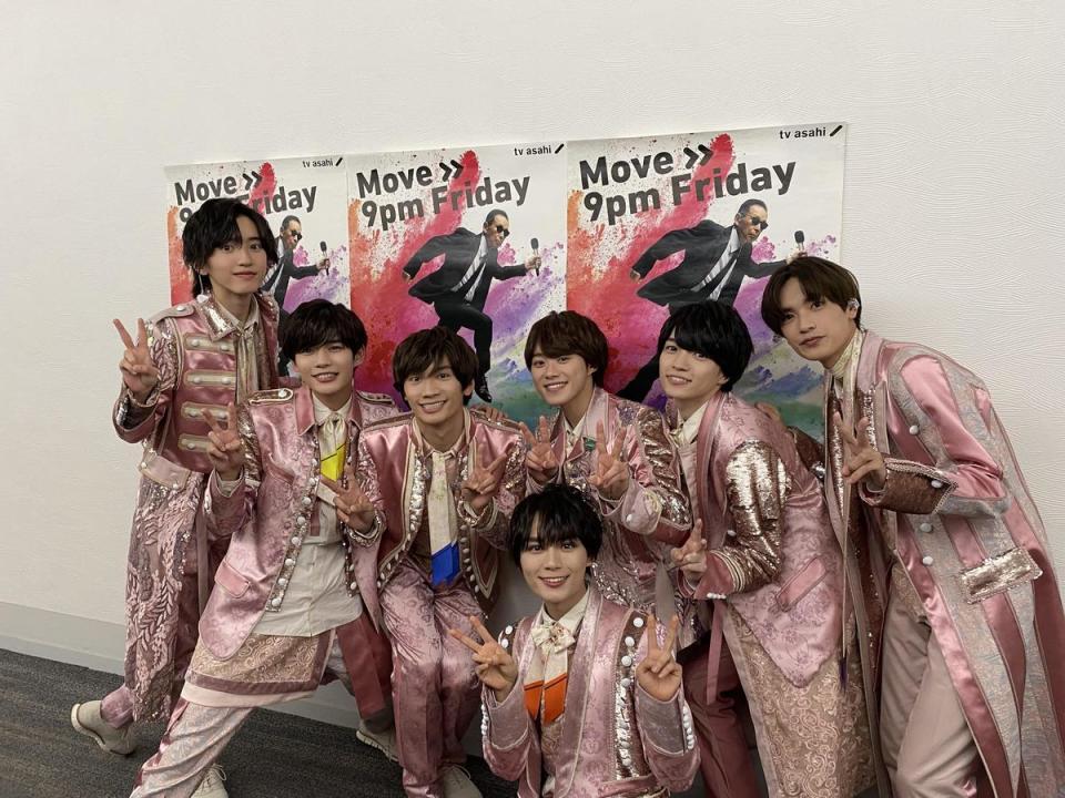 道枝駿佑到（左）所屬的男團「浪花男子」日前正式出道，清新可愛的風格深獲樂迷喜愛。（翻攝自《Music Station》Twitter）