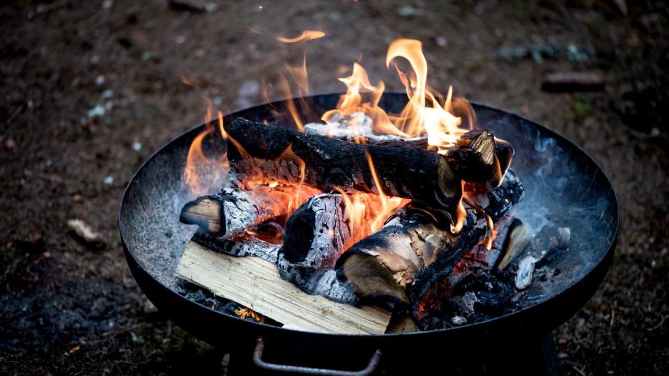 Ein Lagerfeuer oder Grill gehört für viele im Sommer dazu (Bild: dpa).