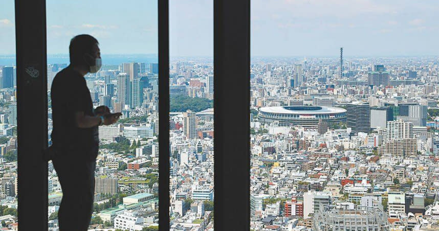 東京都是日本空屋數量最多的地區，以89.8萬間位居第一。圖為遊客在「澀谷天空」展望台眺望東京奧運場館。（圖／新華社）