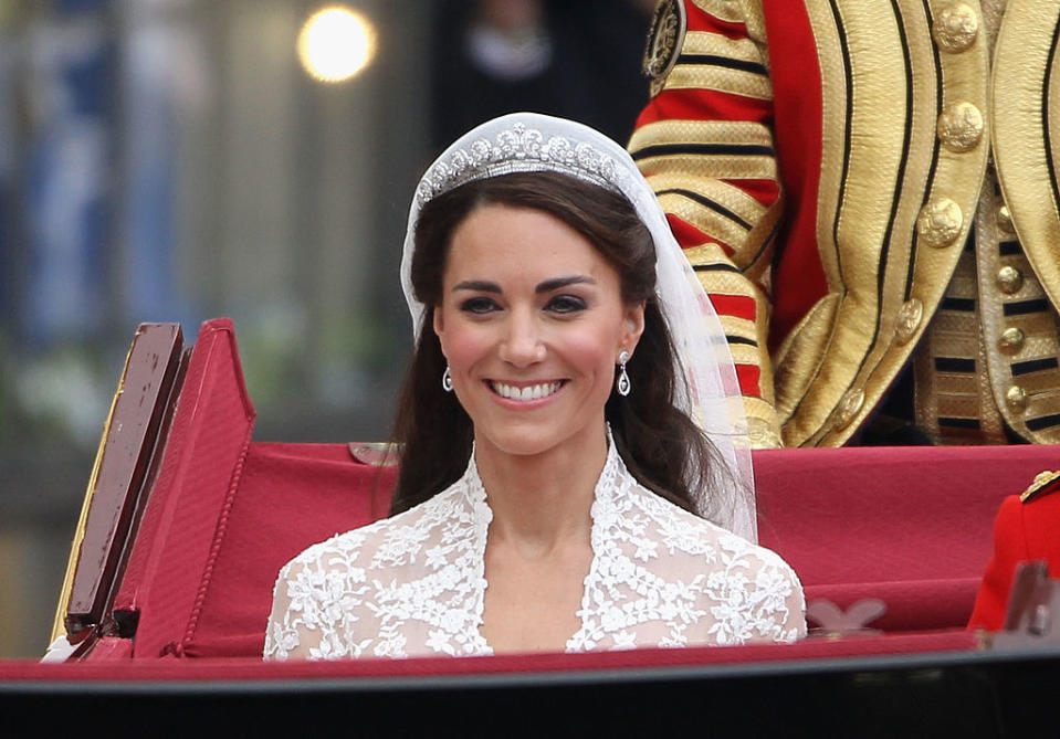 <p>Die mittlerweile wohl beliebteste Royale ist vermutlich Kate Middleton, die inzwischen den Namen Catherine, Duchess of Cambridge tragen darf. Ihre Tiara, die sie auch bei ihrer Hochzeit mit Prinz William trug, war ein Geschenk ihrer Eltern und soll angeblich um die 19.000 Euro gekostet haben. (Foto: Getty) </p>