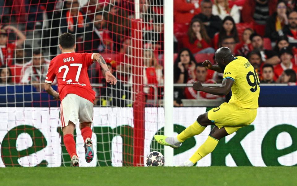 Romelu Lukaku scores from the penalty spot - Getty Images/Octavio Passos