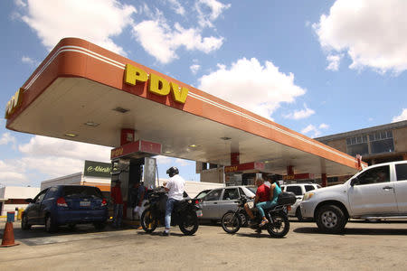 People with vehicles wait in line to refuel at a gas station of the state oil company PDVSA in Ciudad Guayana, Venezuela, May 17, 2019. REUTERS/William Urdaneta