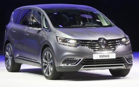 A new Renault Espace is displayed on media day at the Paris Mondial de l'Automobile, October 2, 2014. REUTERS/Jacky Naegelen