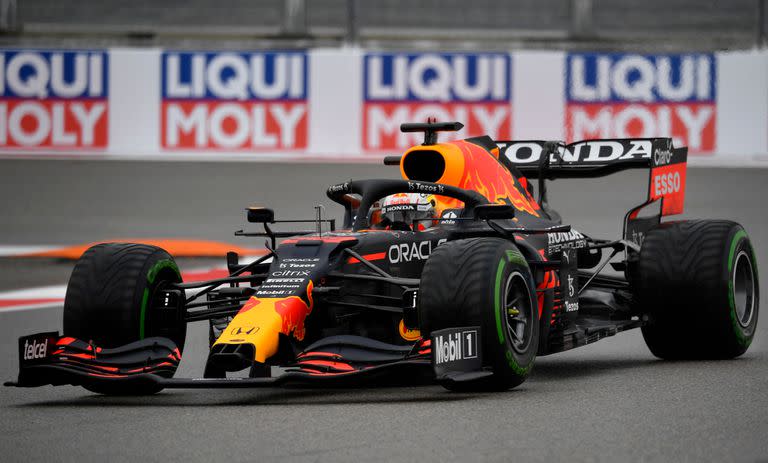 El piloto holandés de Red Bull, Max Verstappen, conduce su coche durante la sesión de clasificación para el Gran Premio de Rusia de Fórmula Uno en el circuito de Sochi Autodrom en Sochi