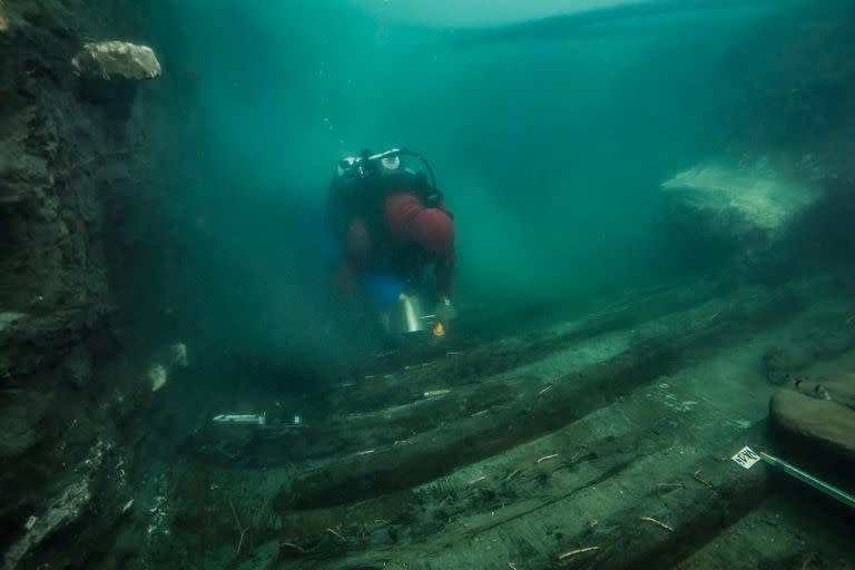 Un experto examina los restos del barco militar descubierto en Heracleion frente a la costa de Alejandría