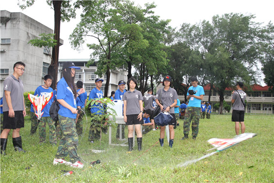 航空戰鬥營學員23日進行「水飛機」飛行競賽，每位學員自行控制水量、氣壓與攻角，試圖讓飛機展翅高飛。（軍聞社記者郭家良攝）