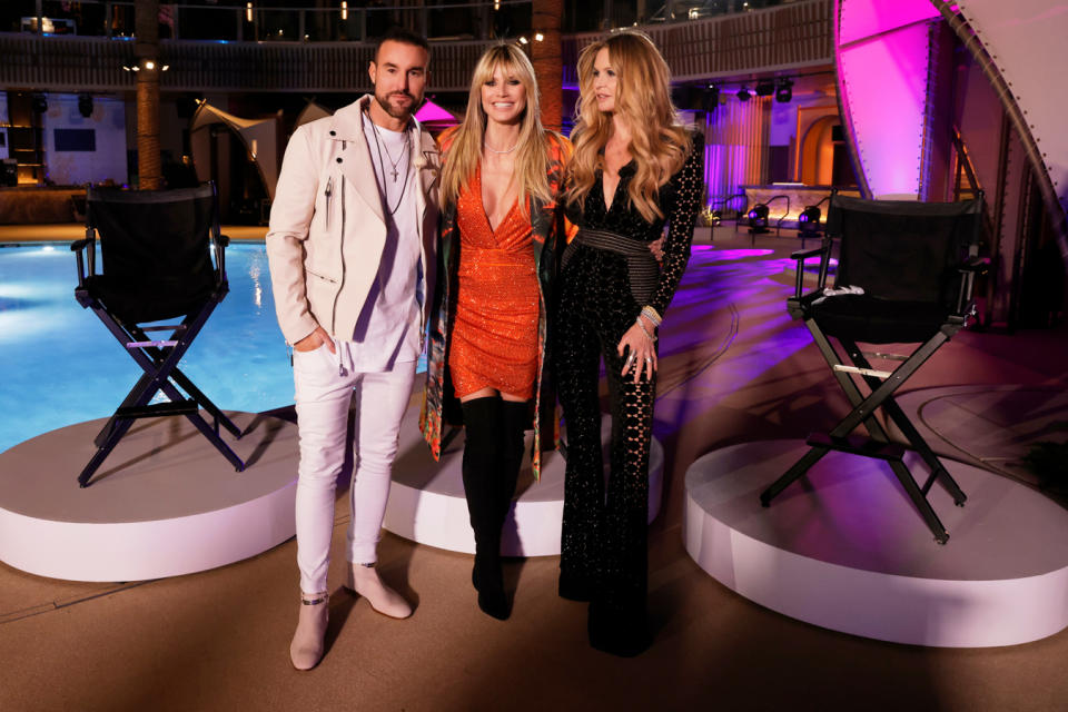 Philipp Plein, Heidi Klum und Elle Macpherson entscheiden, wer ins GNTM-Finale kommt (Bild: ProSieben/Sven Doornkaat)
