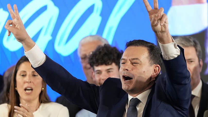 Luis Montenegro, Vorsitzender der Mitte-Rechts-Partei Demokratische Allianz, gestikuliert nach seinem Wahlsieg in Portugal vor seinen Anhängern.