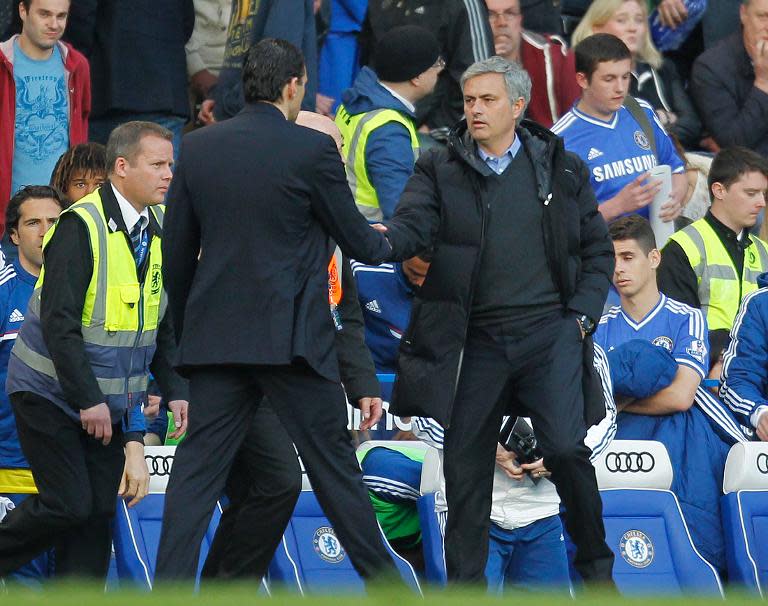 Chelsea's manager Jose Mourinho (R) shakes hands with Sunderland's manager Gustavo Poyet at the final whistle of the English Premier League football match at Stamford Bridge in London on April 19, 2014