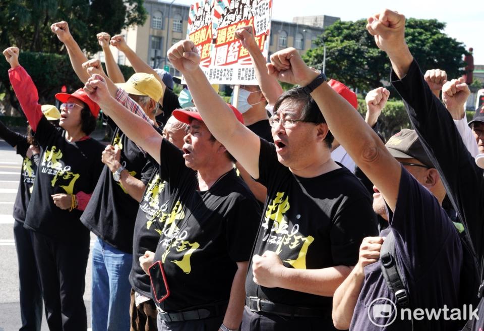 國民黨參與秋鬥大遊行，桃園市產業總工會呼籲藍營「不要用秋鬥來洗白」。   圖：張良一/攝