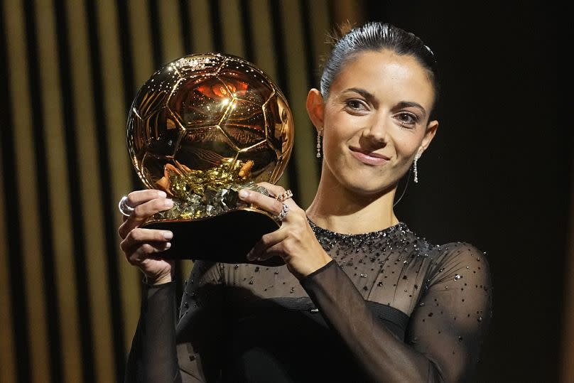 Aitana Bonmatí muestra su Balón de Oro durante la ceremona en el Teatro du Châtelet, en París