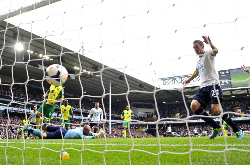 Tottenham Hotspur's Gylfi Sigurdsson (R) scores a goal during their English Premier League soccer match against Norwich City at White Hart Lane in London September 14, 2013.