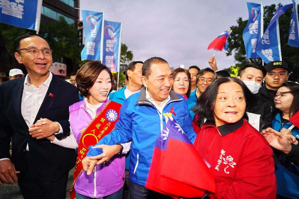 國民黨總統候選人侯友宜、黨主席朱立倫赴宜蘭替立委候選人黃琤婷輔選，現場號稱超過7000支持者湧入，眾人大進場時，一名婦人衝進隊伍中，要和侯友宜拍照。林泊志攝