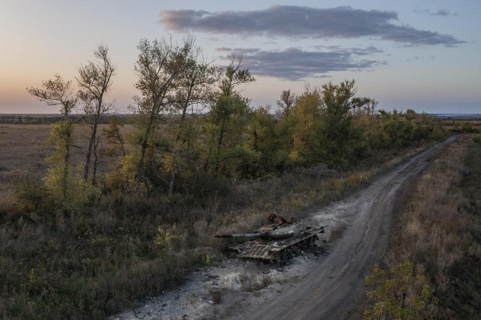 Un tanque ruso destruido cerca del pueblo de Sulyhivka, en la región ucraniana de Járkov, el 3 de octubre de 2023. (David Guttenfelder/The New York Times)