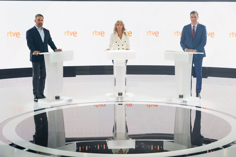 Los candidatos a la Presidencia, Santiago Abascal (Vox); Yolanda Díaz (Sumar), y Pedro Sánchez (PSOE), antes del debate electoral organizado por RTVE.