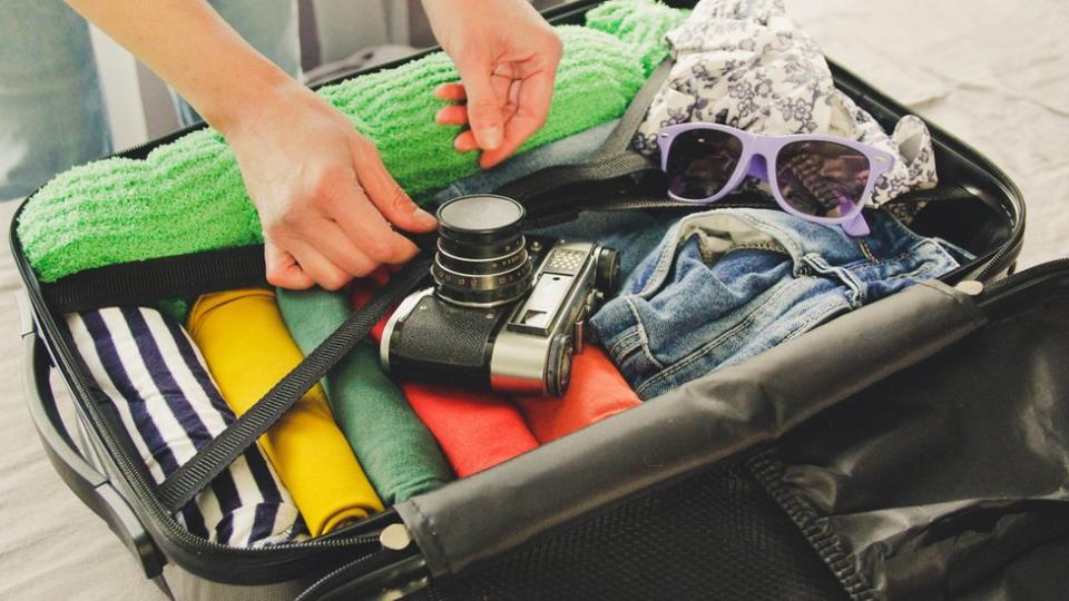 Una mujer haciendo la maleta para viajar