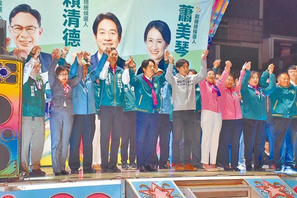 藍綠陸戰搶攻客家票倉，民進黨總統參選人賴清德（左五）5日下午參加苗栗縣後龍鎮信賴台灣姐妹會成立大會。（謝明俊攝）