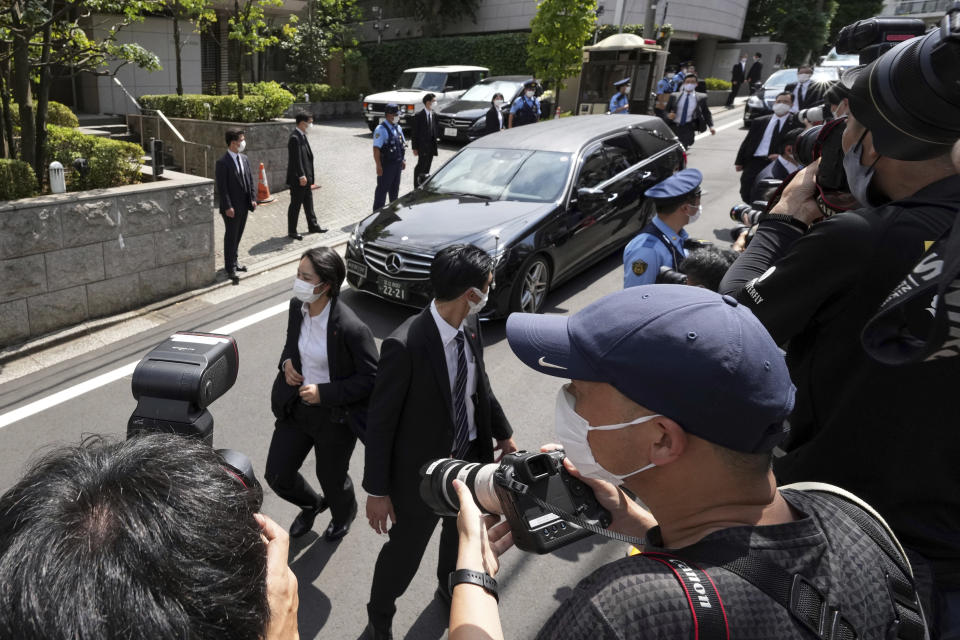 Un auto que se cree transporta el cuerpo del ex primer ministro de Japón Shinzo Abe llega a su casa el sábado 9 de julio de 2022 en Tokio. (AP Foto/Eugene Hoshiko)