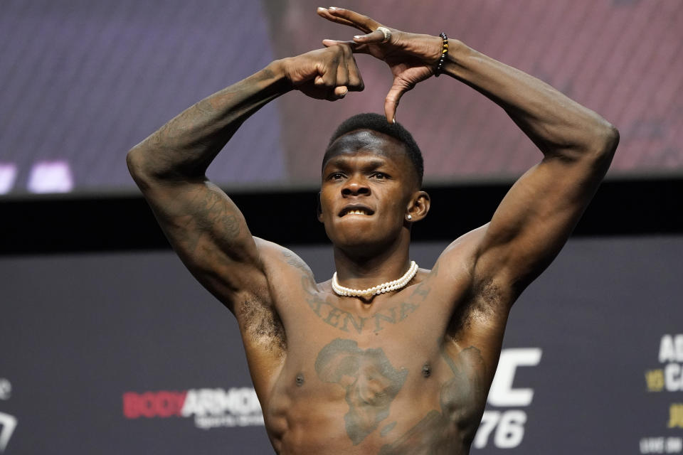 Israel Adesanya posa durante un pesaje ceremonial el viernes 1 de julio de 2022 en Las Vegas.  Adesanya está programado para pelear contra Jared Cannonier en una pelea de artes marciales mixtas por el título de peso mediano el sábado en UFC 276 en Las Vegas.  (Foto AP/John Locher)