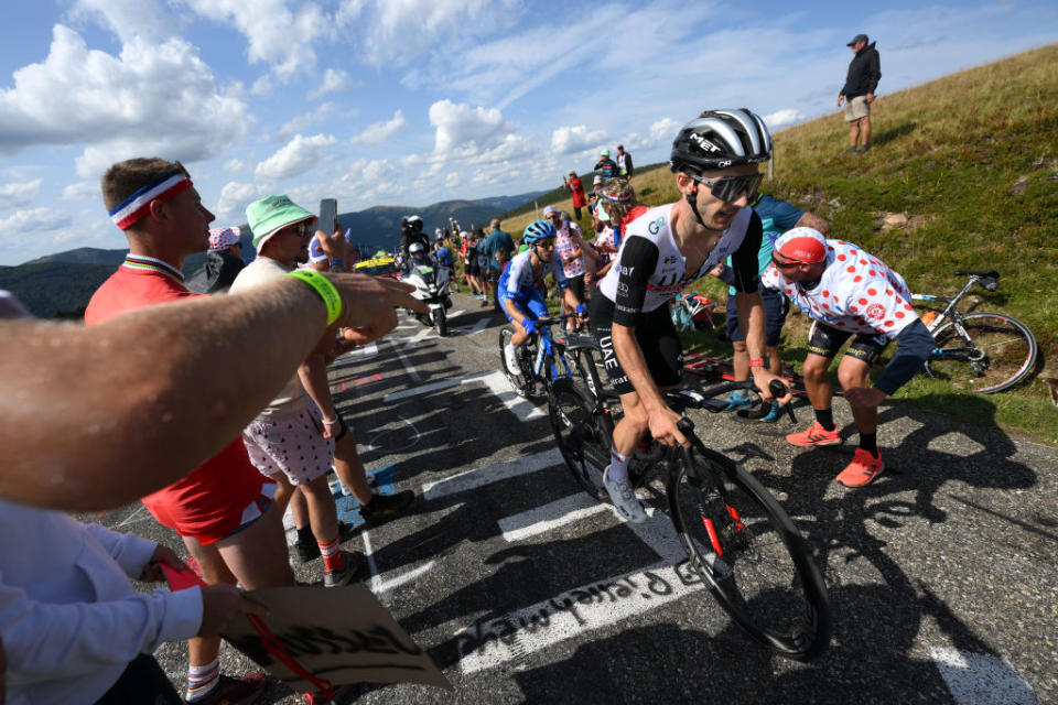 Brothers Simon Yates (Jayco AlUla) and Adam Yates (UAE Team Emirates) chased the front group together on Le Markstein