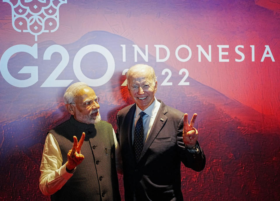 Narendra Modi, Prime Minister of India, and Joe Biden show the peace sign with their hands at the G20 summit after the second working session. The group of G20, the strongest industrialized nations and emerging economies, meets for two days on the Indonesian island of Bali.<span class="copyright">Kay Nietfeld/dpa</span>