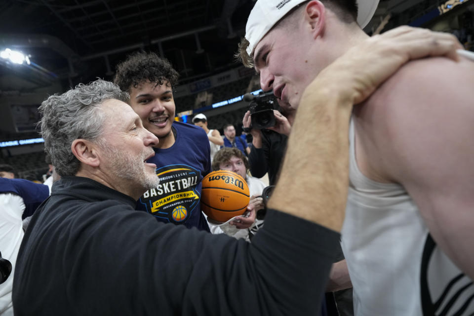 Oaklandcoach Greg Kampe, left, talks with guard Blake Lampman after the team's win over Milwaukee in an NCAA college basketball game for the championship of the Horizon League men's tournament in Indianapolis, Tuesday, March 12, 2024. (AP Photo/AJ Mast)