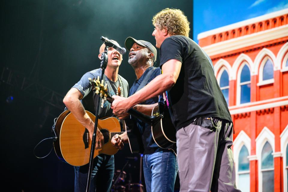 Hootie & the Blowfish performs a show in its 2019 Group Therapy Tour