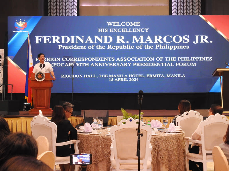菲律賓總統小馬可仕 菲律賓總統小馬可仕（台上者）15日出席菲律賓外國 記者協會成立50週年論壇。 中央社記者陳妍君馬尼拉攝  113年4月15日 