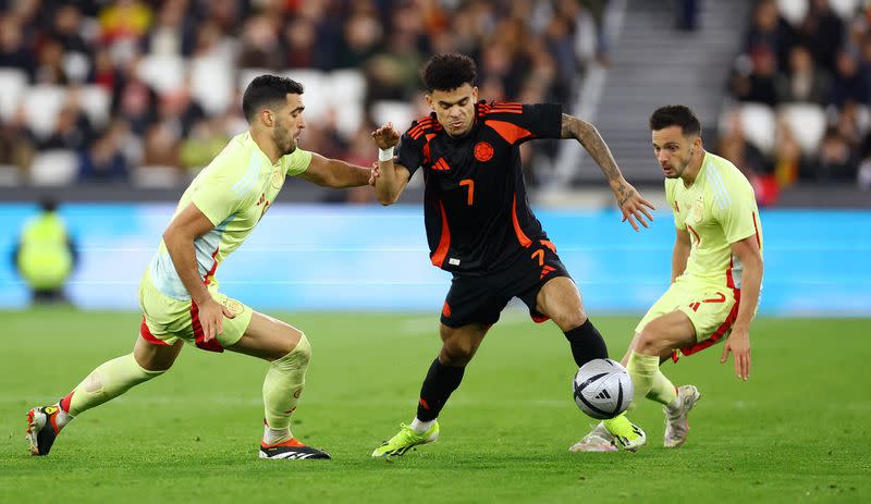 El delantero colombiano Luis Díaz enfrenta a los españoles Mikel Merino y Pablo Sarabia en un partido amistoso internacional de Colombia frente a España en el estadio de Londres