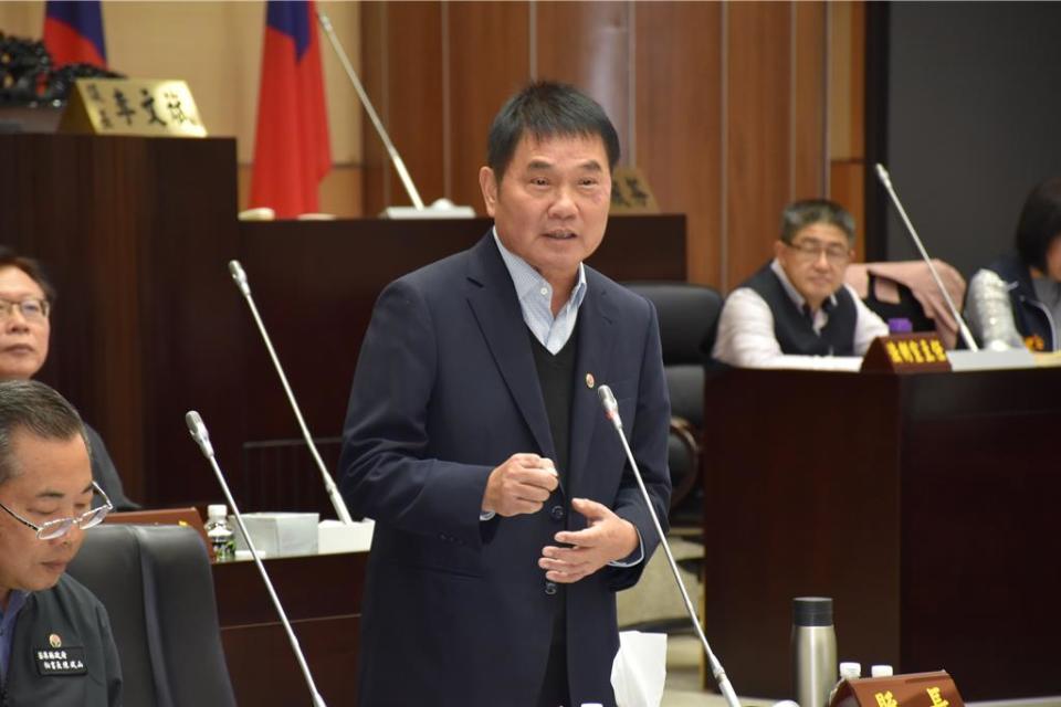 苗栗縣議員羅貴星1日質詢要求縣府提高育兒津貼，縣長鍾東錦應允明年加碼。（謝明俊攝）