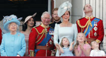 <p>Nada más regresar de su viaje de novios y ya convertidos en los duques de Sussex, Harry y Meghan estuvieron junto al resto de la familia real en el tradicional desfile Trooping The Colour. (Foto: Frank Augstein / AP). </p>