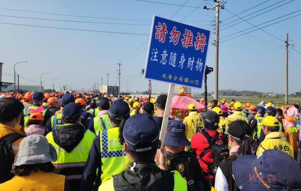 白沙屯拱天宮徒步前往北港朝天宮進香活動期間，公告擴大管制區時間、路段及替代道路路線如下：(一)管制時間：113年3月23日6時至14時及3月23日22時至24日2時止，視狀況提早或延後解除管制。