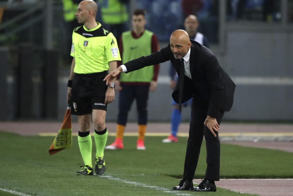 Roma coach Luciano Spalletti gives indications to his players during a Serie A soccer match between Roma and Empoli, at the Rome Olympic stadium, Saturday, April 1, 2017. (AP Photo/Alessandra Tarantino)