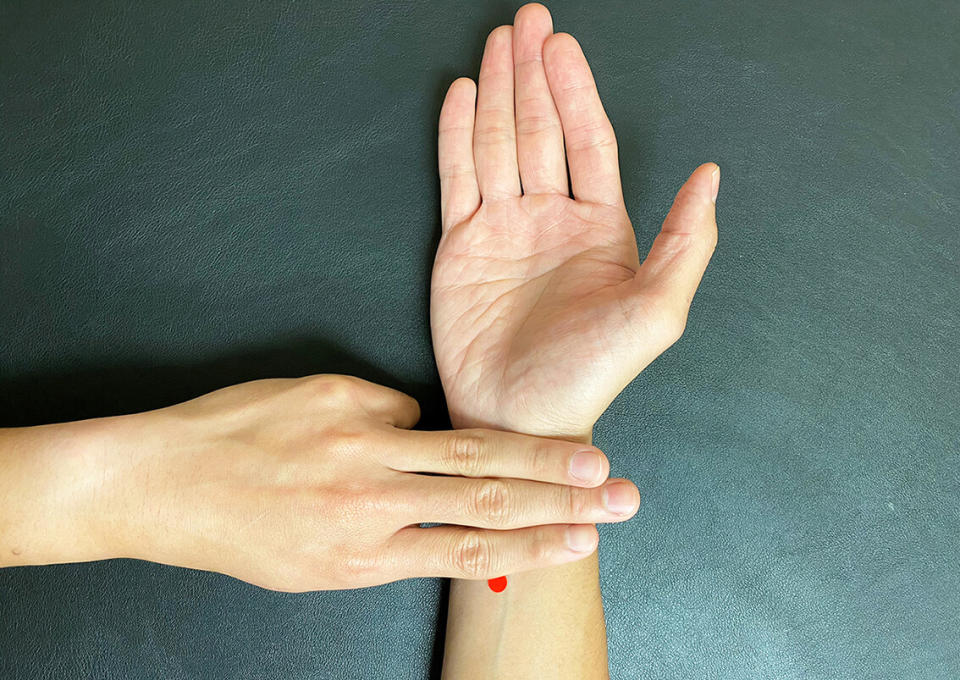 內關穴位於掌側腕橫紋上約3根手指，兩條肌腱之間，可緩解中暑噁心想吐症狀。