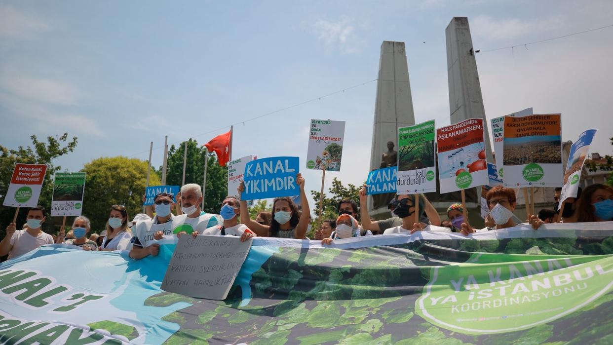 Menschen halten bei einem Protest gegen ein Kanal-Projekt des türkischen Präsidenten Erdogan Plakate und Transparente.