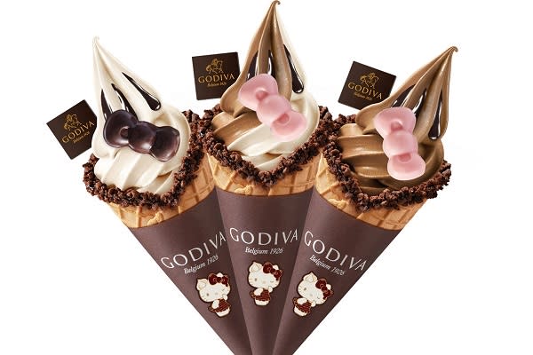 GODIVA推出有可愛Hello Kitty蝴蝶結造型的Hello Kitty巧克力霜淇淋和Hello Kitty巧克力飲品（圖／GODIVA）