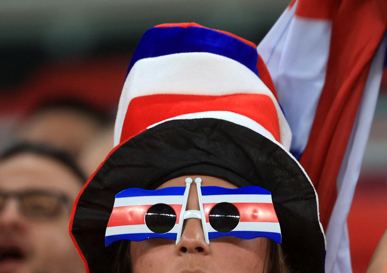 Una aficionada de Costa Rica encontró una cartera y la devolvió a su dueño japonés. (Foto: Mohammed Dabbous/Reuters)