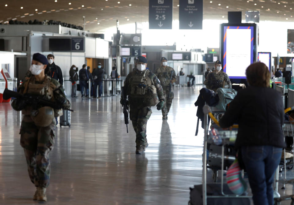 El ambiente en los aeropuertos del mundo es muy diferente al de antes de la llegada a nuestras vidas de la Covid- 19. Soldados franceses con mascarillas patrullan por el Aeropuerto de París-Charles de Gaulle (Francia). (Foto: Charles Platiau / Reuters).