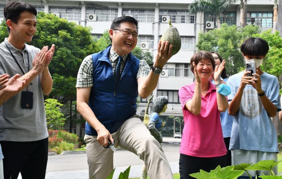 明道中學推動校園食農教育，與烏日農會、蔬果產銷班等合作，種下的南瓜已經成熟，開心收成！（記者陳金龍攝）