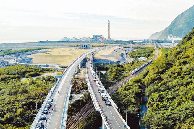 用路人南下通過谷風隧道後，可看見花蓮和平電廠地標。（李忠一攝）