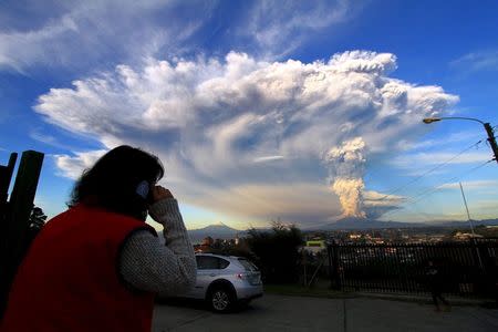 Smoke and ash rise from the Calbuco volcano, seen from Puerto Varas city, south of Santiago, April 22, 2015. REUTERS/Carlos Gutierrez