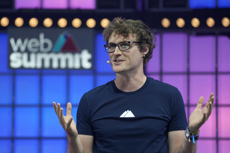 Paddy Cosgrave, director ejecutivo y fundador de Web Summit, habla durante la conferencia de tecnología Web Summit en Lisboa, el 1 de noviembre de 2021. (AP Foto/Armando Franca, Archivo)